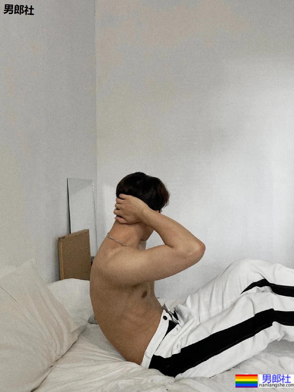 网红小鲜肉摄影师得了撩衣炫腹强迫症,成片竟比体育生还欲! - 51虹马 网红小鲜肉摄影师得了撩衣炫腹强迫症,成片竟比体育生还欲! - 51虹马