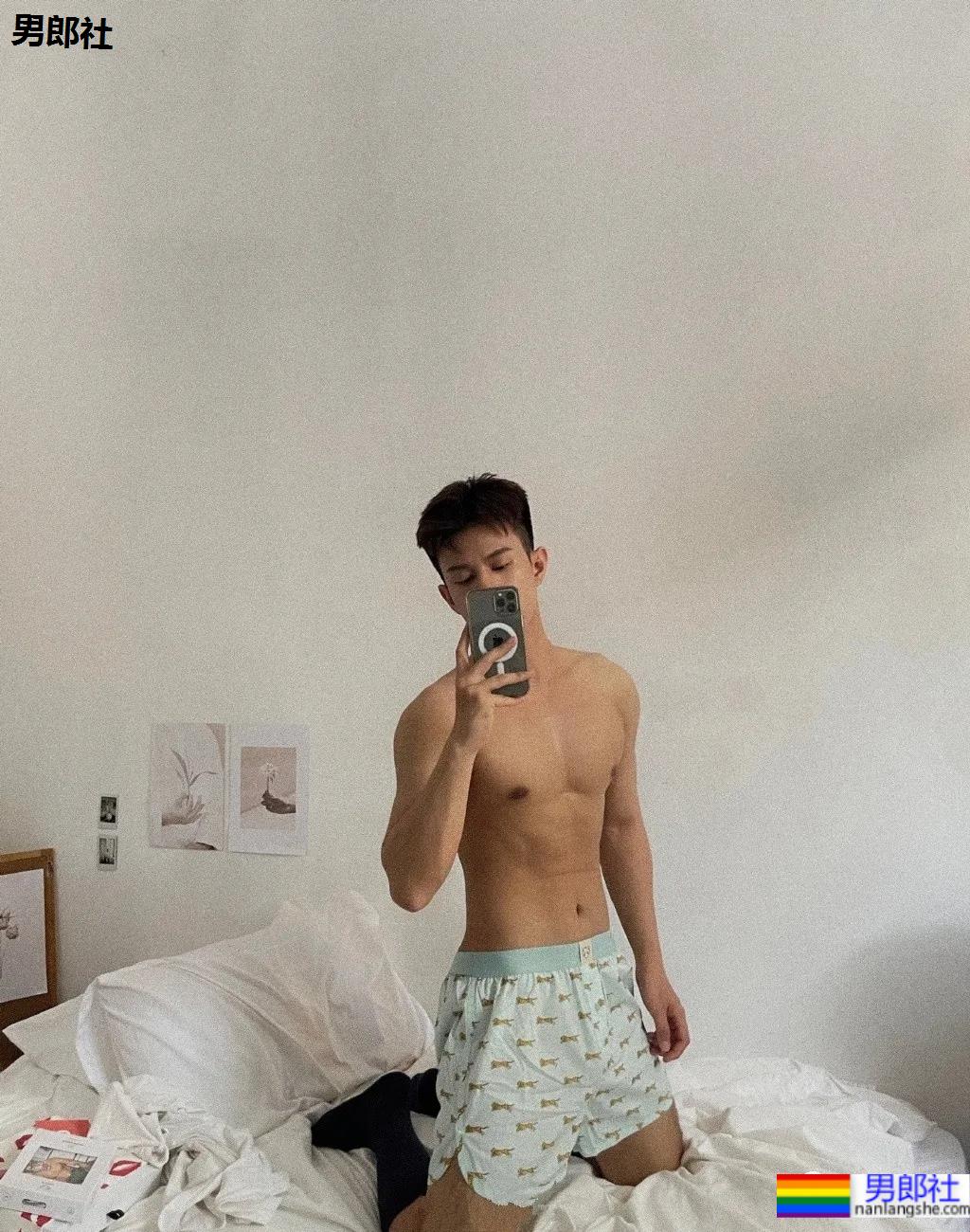 网红小鲜肉摄影师得了撩衣炫腹强迫症,成片竟比体育生还欲! - 51虹马 网红小鲜肉摄影师得了撩衣炫腹强迫症,成片竟比体育生还欲! - 51虹马