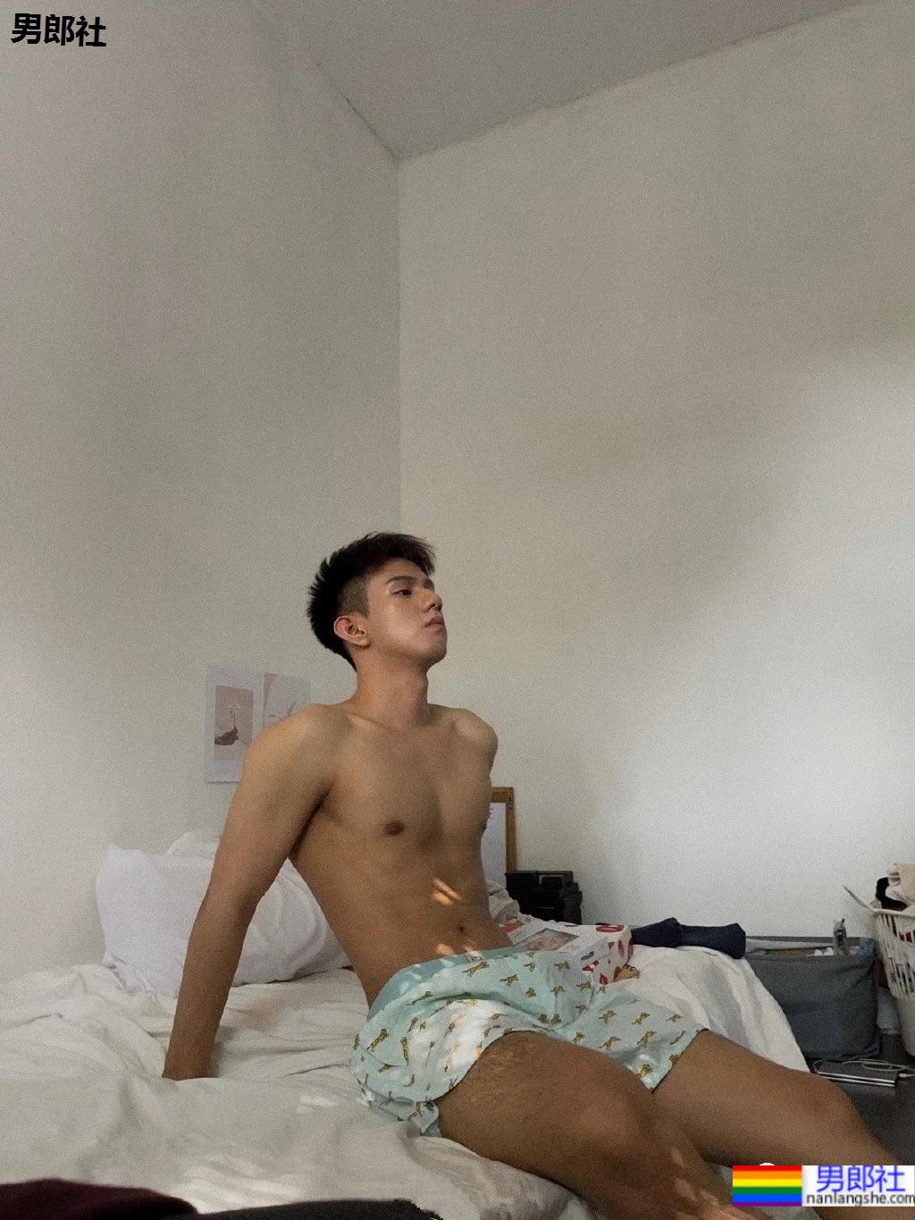 网红小鲜肉摄影师得了撩衣炫腹强迫症,成片竟比体育生还欲! - 51虹马 网红小鲜肉摄影师得了撩衣炫腹强迫症,成片竟比体育生还欲! - 51虹马