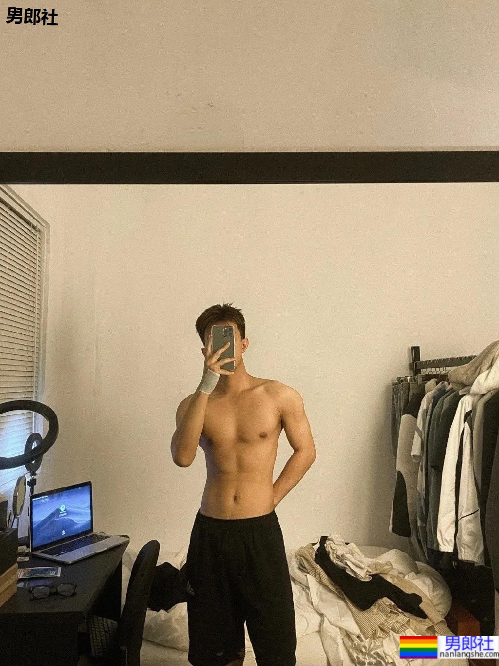 网红小鲜肉摄影师得了撩衣炫腹强迫症,成片竟比体育生还欲! - 51虹马 网红小鲜肉摄影师得了撩衣炫腹强迫症,成片竟比体育生还欲! - 51虹马