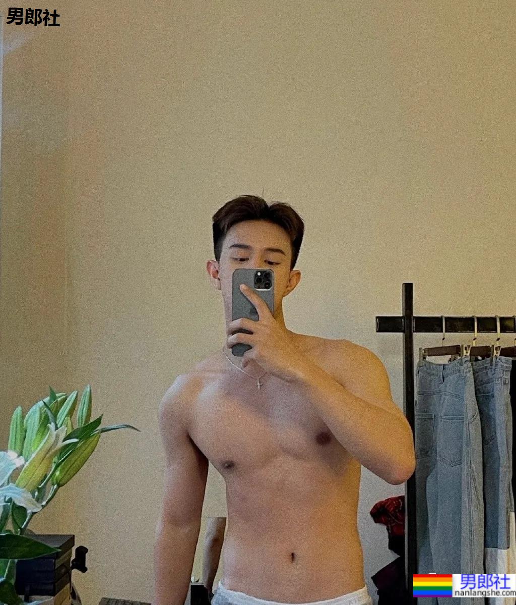 网红小鲜肉摄影师得了撩衣炫腹强迫症,成片竟比体育生还欲! - 51虹马 网红小鲜肉摄影师得了撩衣炫腹强迫症,成片竟比体育生还欲! - 51虹马