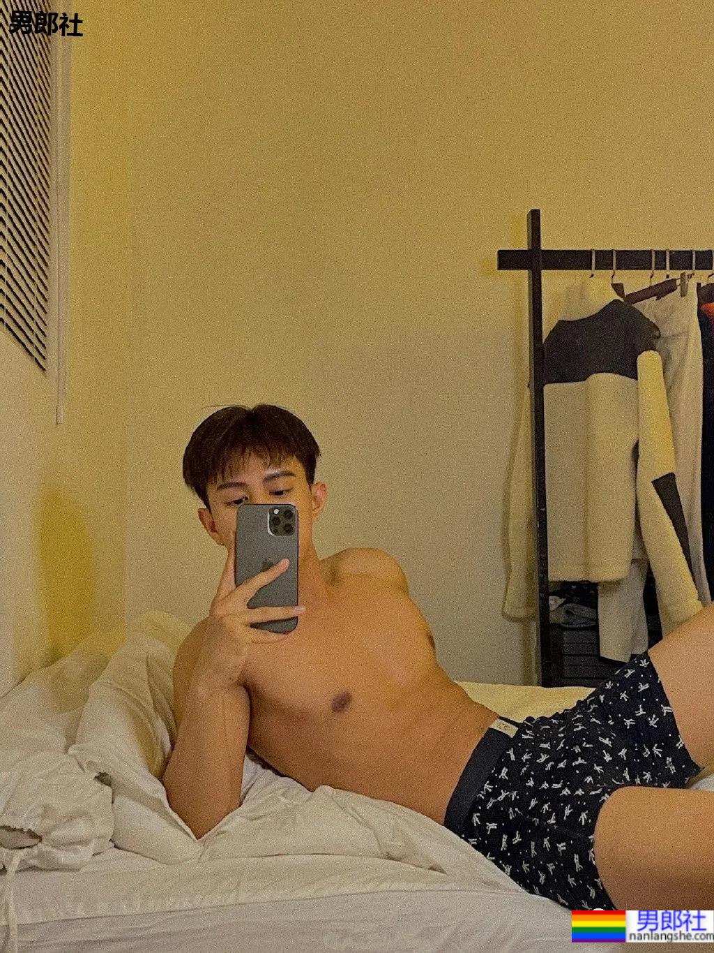 网红小鲜肉摄影师得了撩衣炫腹强迫症,成片竟比体育生还欲! - 51虹马 网红小鲜肉摄影师得了撩衣炫腹强迫症,成片竟比体育生还欲! - 51虹马