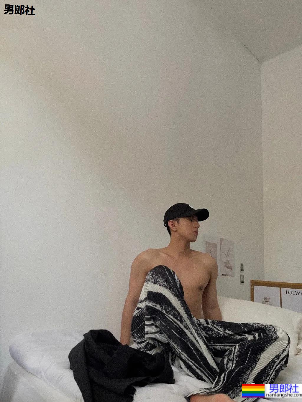 网红小鲜肉摄影师得了撩衣炫腹强迫症,成片竟比体育生还欲! - 51虹马 网红小鲜肉摄影师得了撩衣炫腹强迫症,成片竟比体育生还欲! - 51虹马