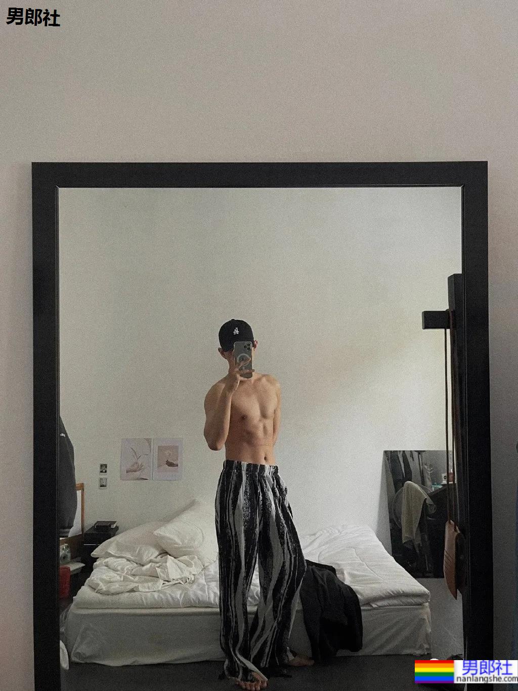 网红小鲜肉摄影师得了撩衣炫腹强迫症,成片竟比体育生还欲! - 51虹马 网红小鲜肉摄影师得了撩衣炫腹强迫症,成片竟比体育生还欲! - 51虹马