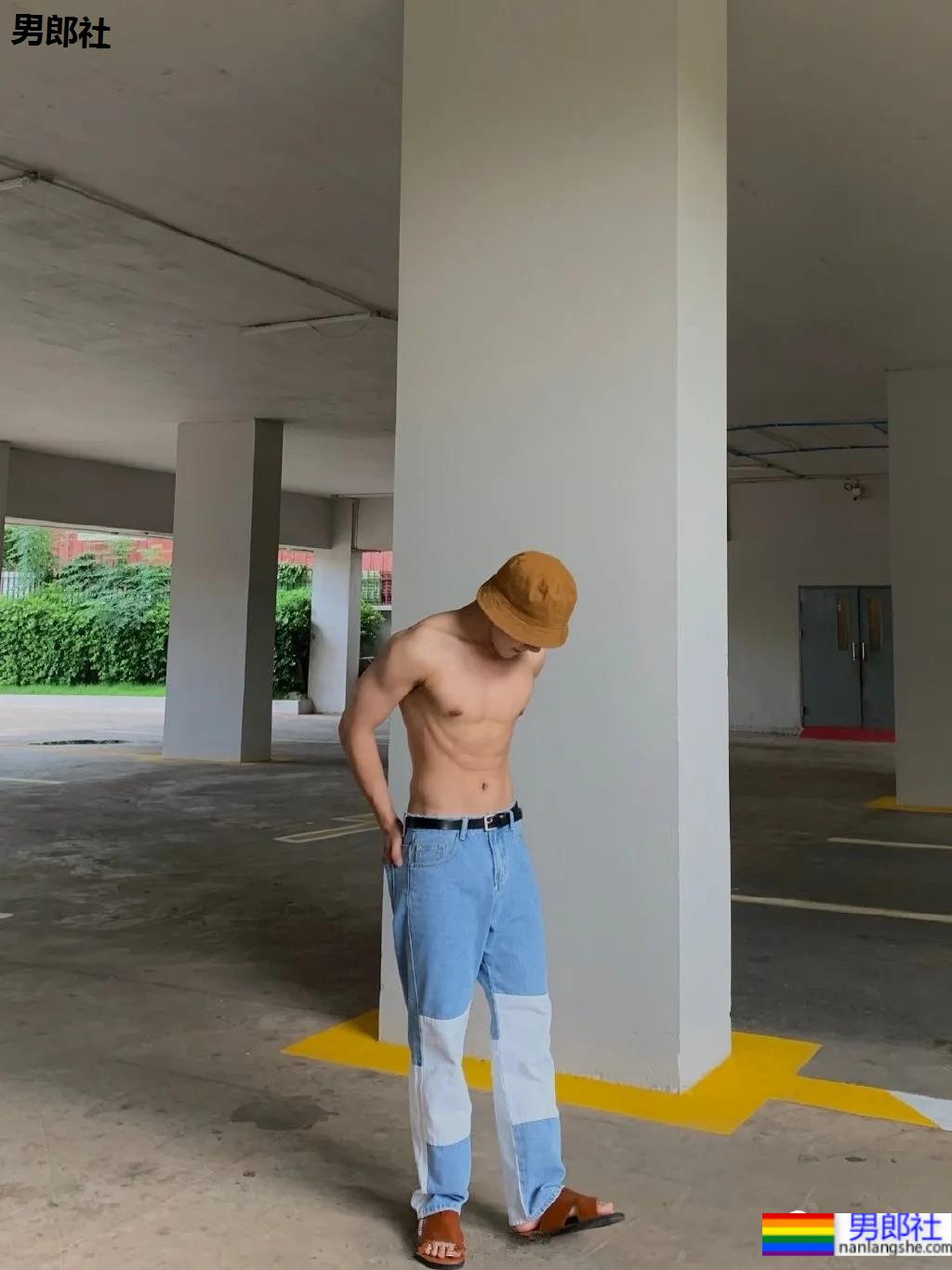 网红小鲜肉摄影师得了撩衣炫腹强迫症,成片竟比体育生还欲! - 51虹马 网红小鲜肉摄影师得了撩衣炫腹强迫症,成片竟比体育生还欲! - 51虹马