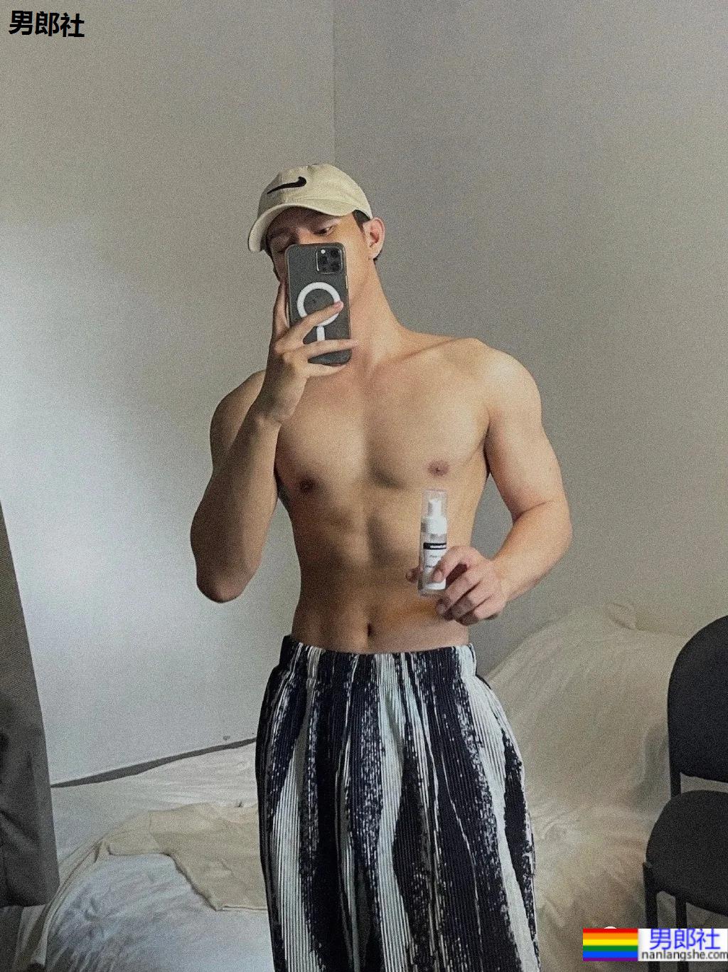 网红小鲜肉摄影师得了撩衣炫腹强迫症,成片竟比体育生还欲! - 51虹马 网红小鲜肉摄影师得了撩衣炫腹强迫症,成片竟比体育生还欲! - 51虹马