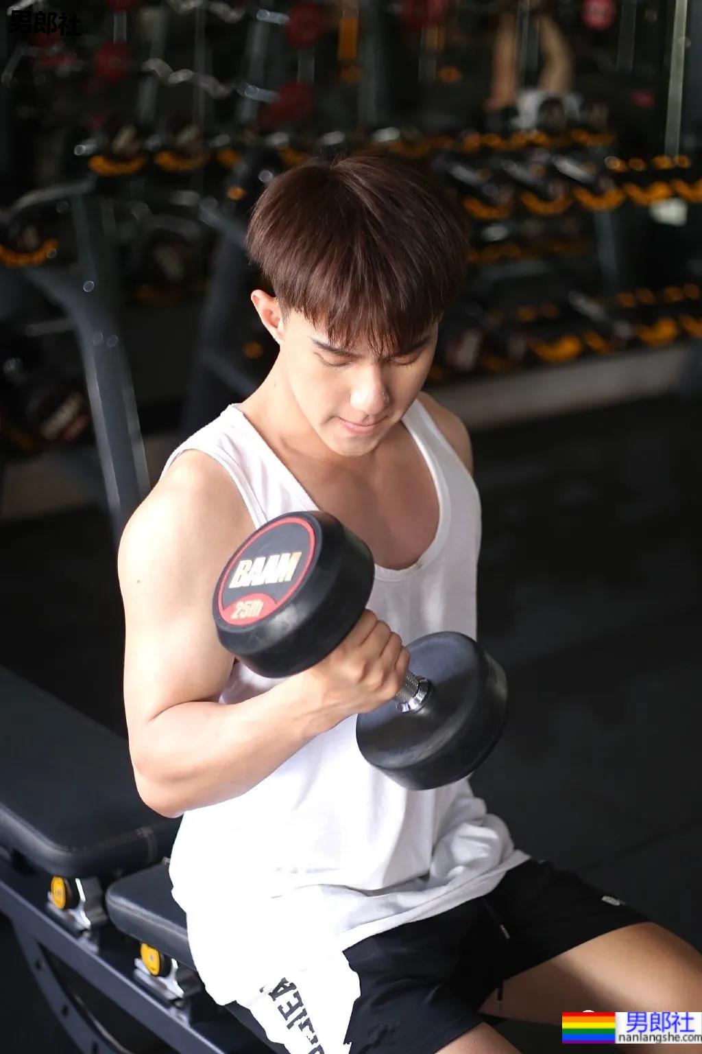 网红小鲜肉摄影师得了撩衣炫腹强迫症,成片竟比体育生还欲! - 51虹马 网红小鲜肉摄影师得了撩衣炫腹强迫症,成片竟比体育生还欲! - 51虹马