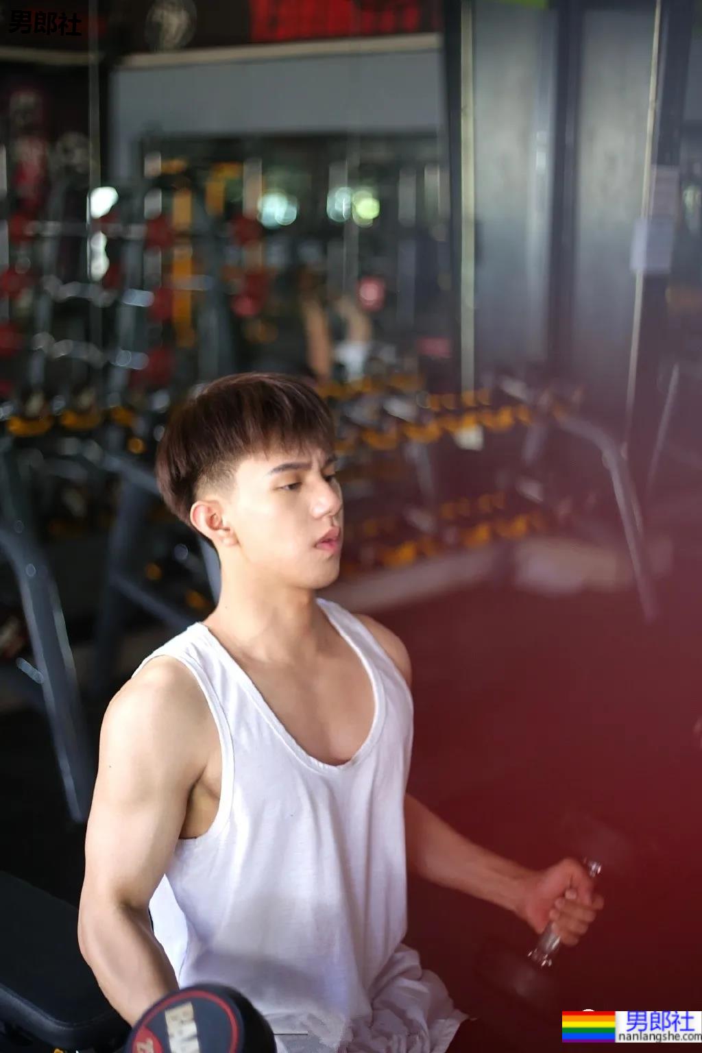 网红小鲜肉摄影师得了撩衣炫腹强迫症,成片竟比体育生还欲! - 51虹马 网红小鲜肉摄影师得了撩衣炫腹强迫症,成片竟比体育生还欲! - 51虹马