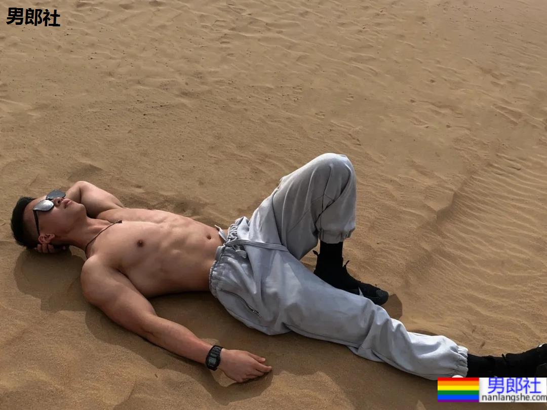 筋肉体育生的线条，可以做你的屏保吗！-51虹马