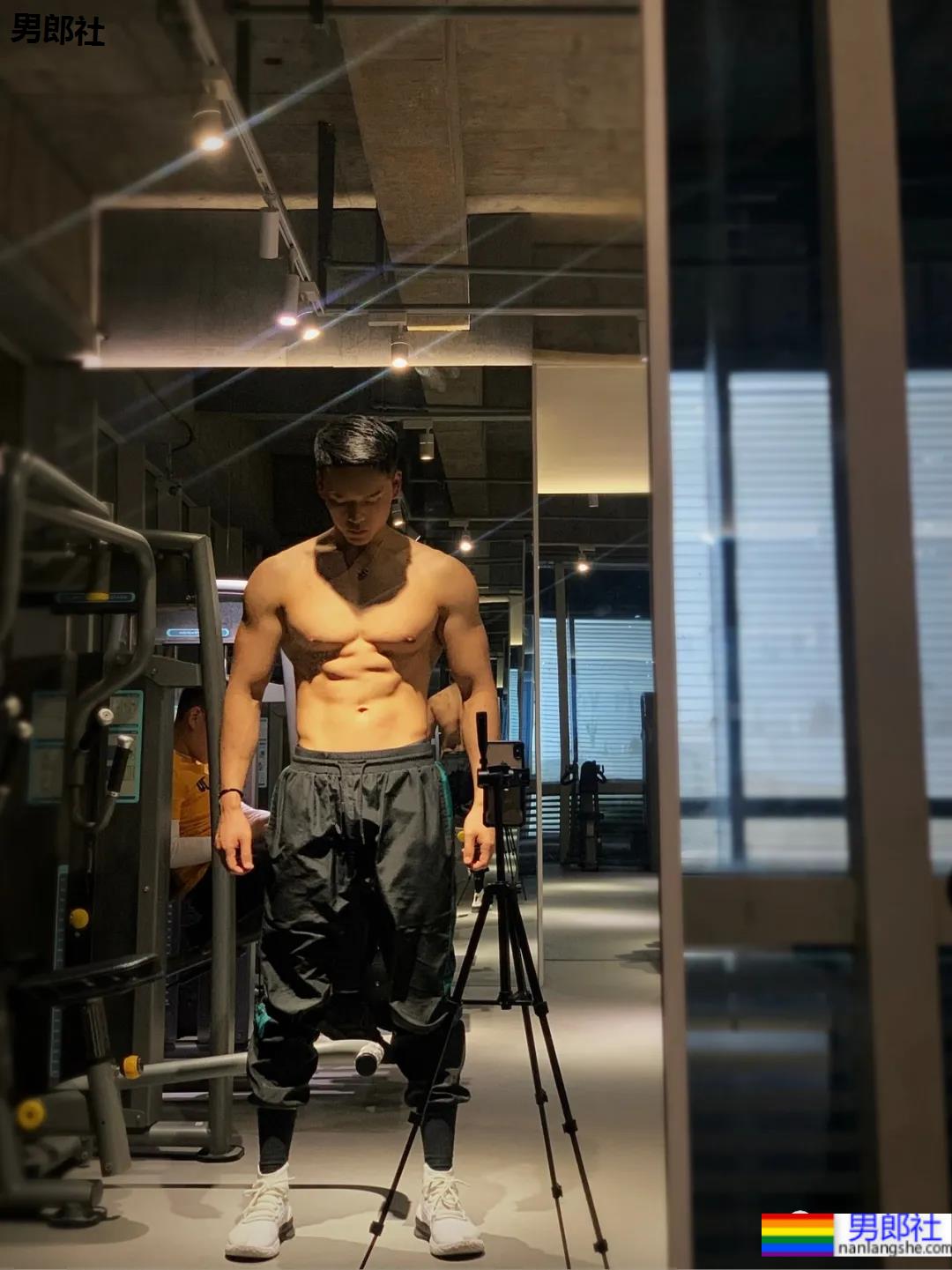 筋肉体育生的线条,可以做你的屏保吗! - 51虹马 筋肉体育生的线条,可以做你的屏保吗! - 51虹马