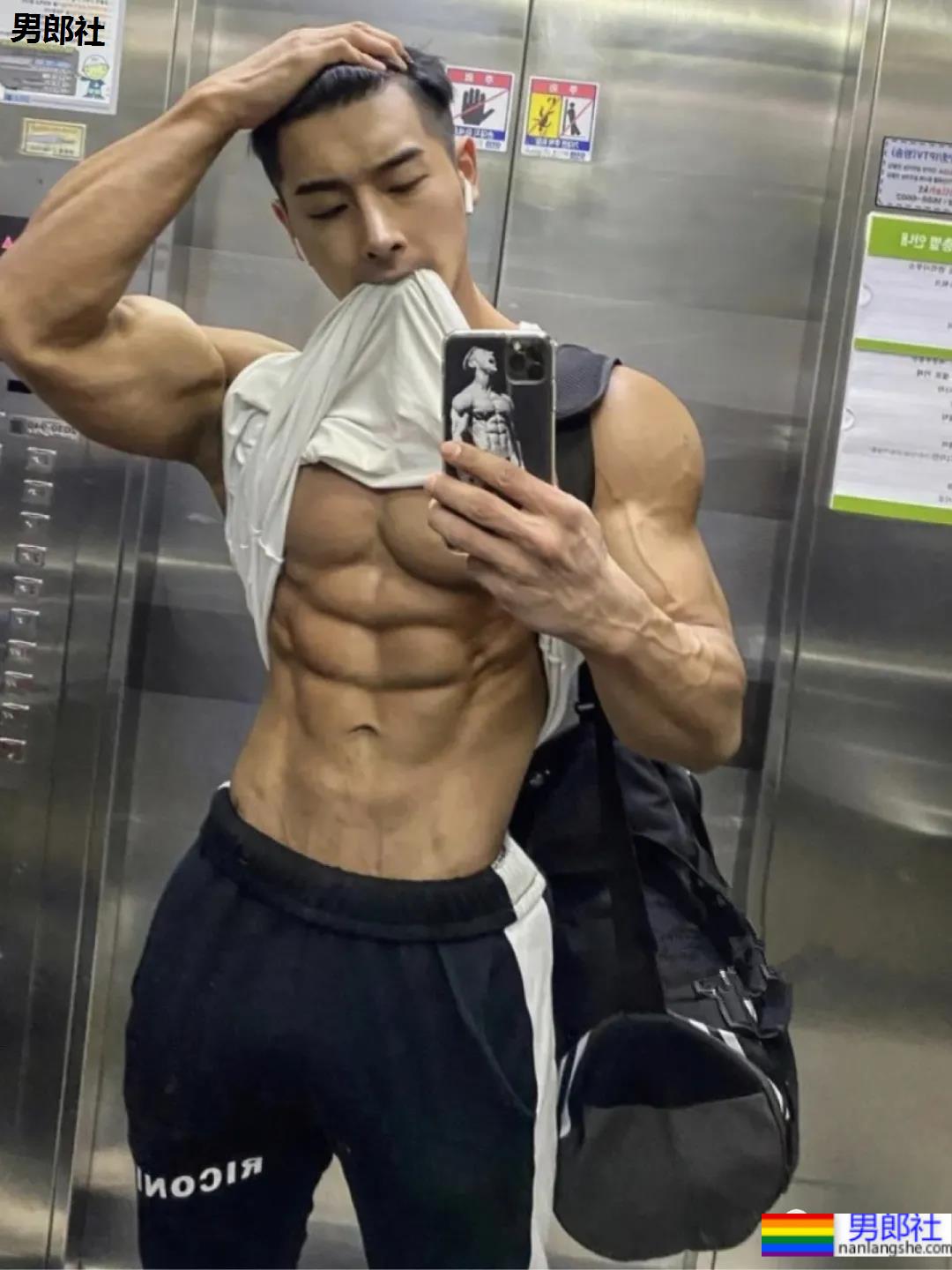 筋肉体育生的线条,可以做你的屏保吗! - 51虹马 筋肉体育生的线条,可以做你的屏保吗! - 51虹马