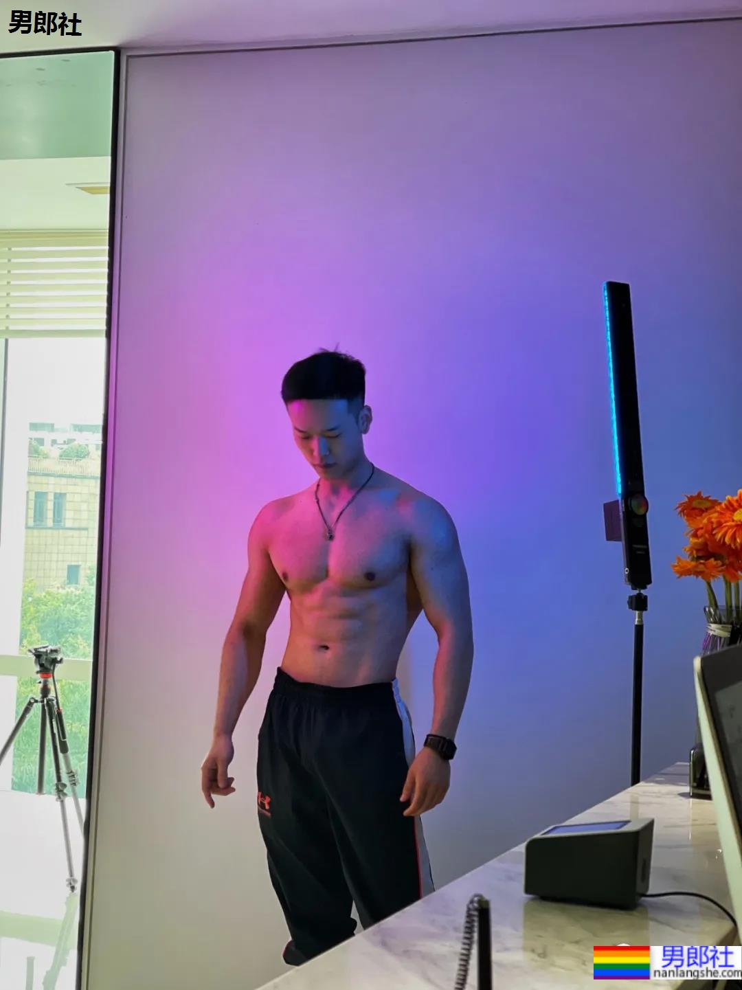 筋肉体育生的线条,可以做你的屏保吗! - 51虹马 筋肉体育生的线条,可以做你的屏保吗! - 51虹马