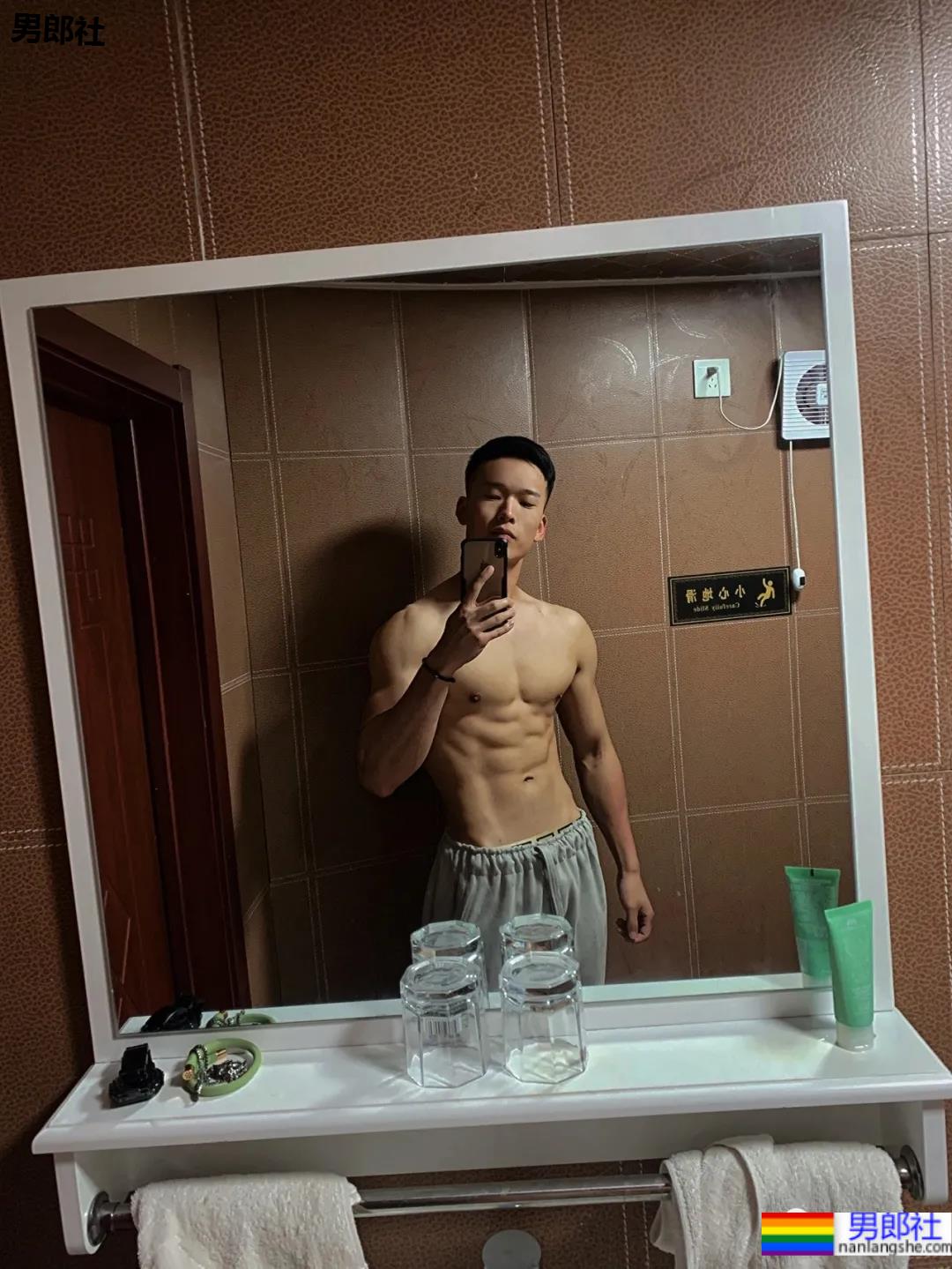 筋肉体育生的线条,可以做你的屏保吗! - 51虹马 筋肉体育生的线条,可以做你的屏保吗! - 51虹马