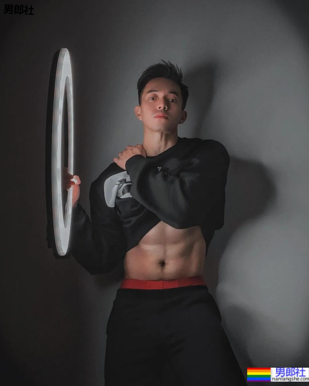 为什么网红帅哥都喜欢剃胸毛？ - 51虹马