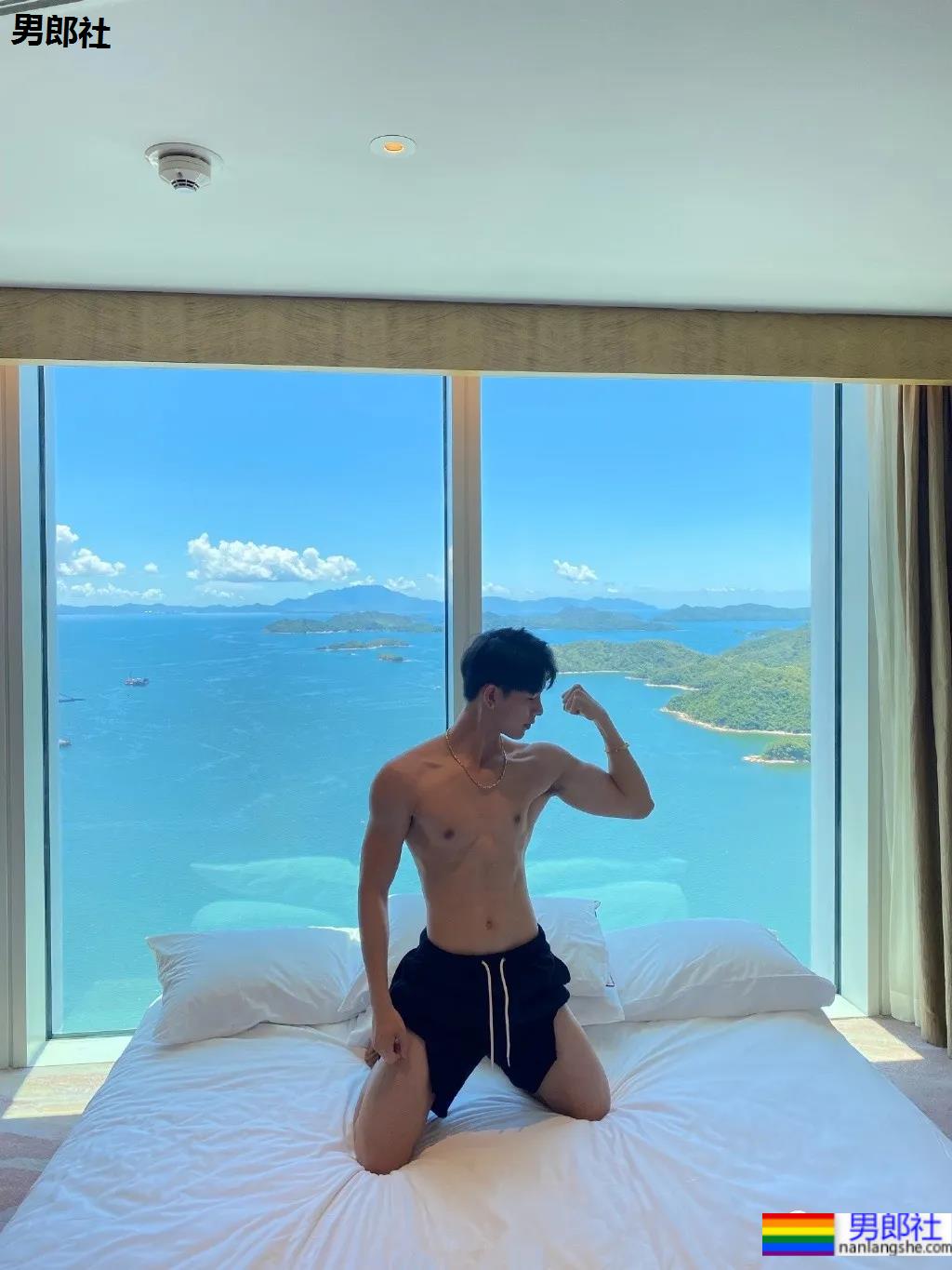 牛奶肌小哥酒店秀腹肌自拍火了，白净肌肉身材深受金主爸爸青睐！ - 51虹马