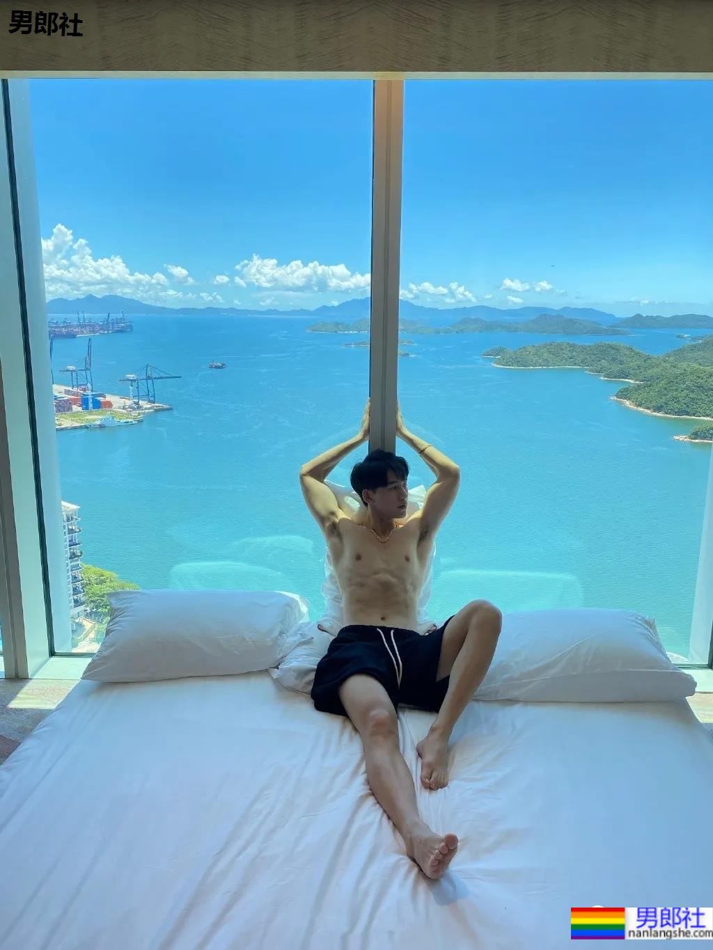 牛奶肌小哥酒店秀腹肌自拍火了，白净肌肉身材深受金主爸爸青睐！ - 51虹马