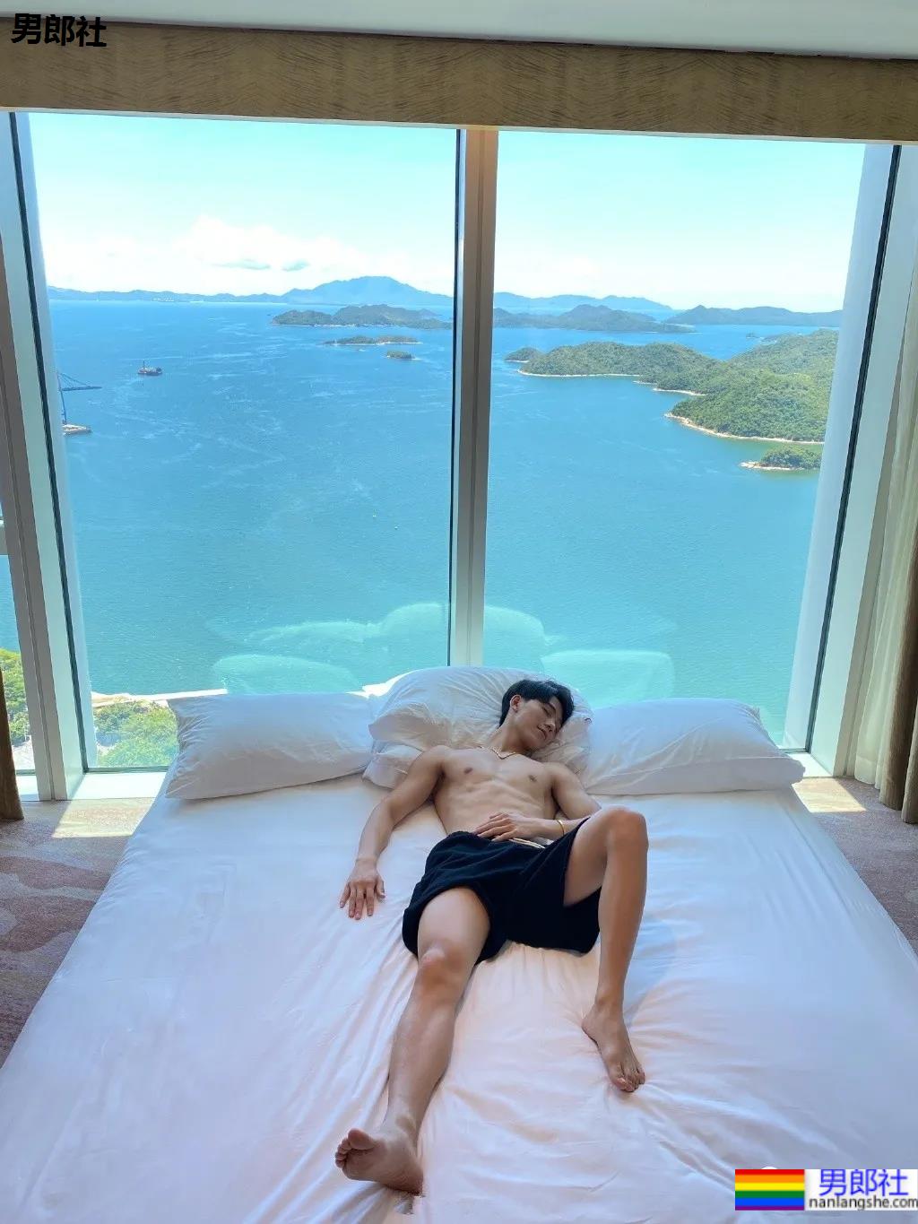 牛奶肌小哥酒店秀腹肌自拍火了，白净肌肉身材深受金主爸爸青睐！ - 51虹马