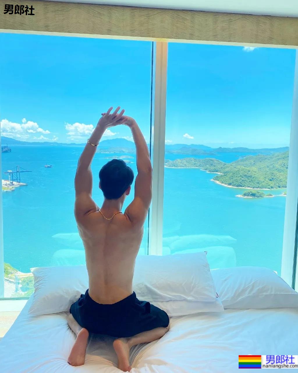 牛奶肌小哥酒店秀腹肌自拍火了，白净肌肉身材深受金主爸爸青睐！ - 51虹马