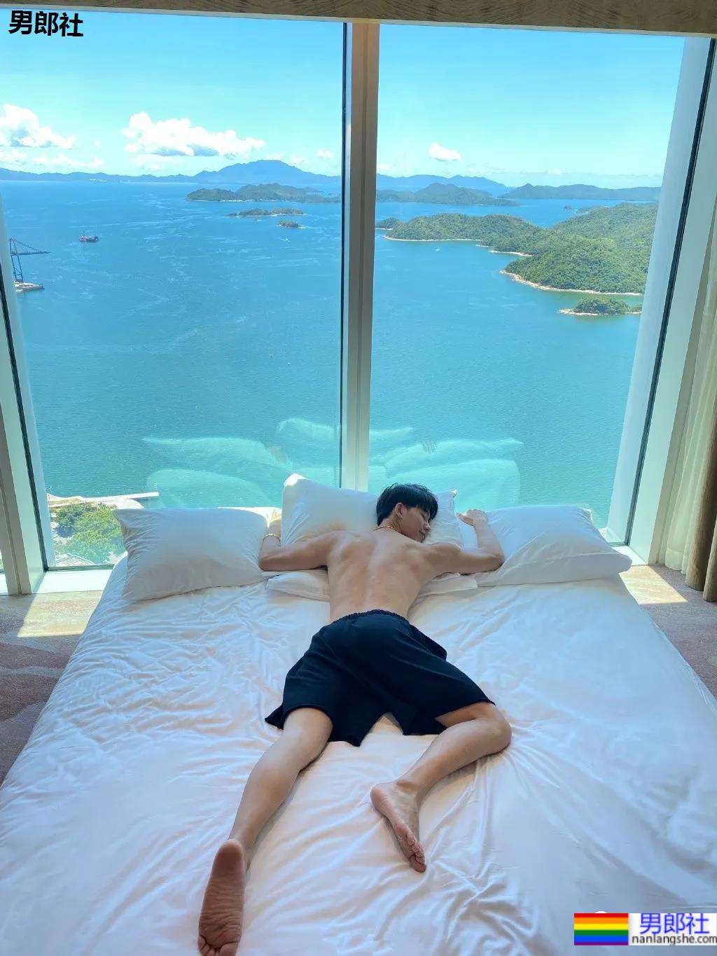 牛奶肌小哥酒店秀腹肌自拍火了，白净肌肉身材深受金主爸爸青睐！ - 51虹马