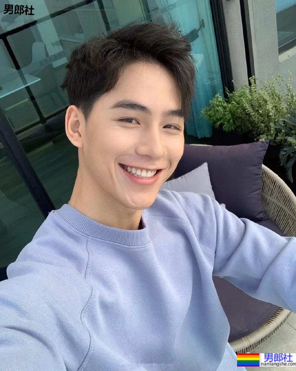 牛奶肌小哥酒店秀腹肌自拍火了，白净肌肉身材深受金主爸爸青睐！ - 51虹马