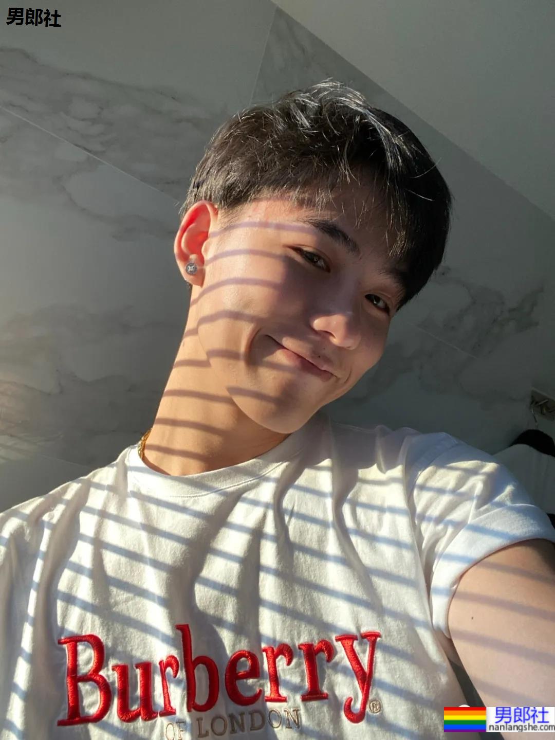 牛奶肌小哥酒店秀腹肌自拍火了，白净肌肉身材深受金主爸爸青睐！ - 51虹马