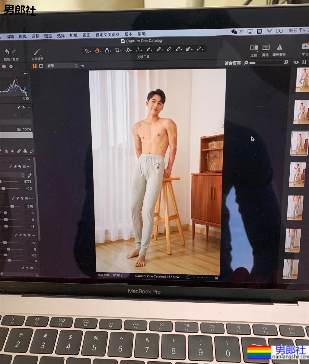 牛奶肌小哥酒店秀腹肌自拍火了，白净肌肉身材深受金主爸爸青睐！ - 51虹马