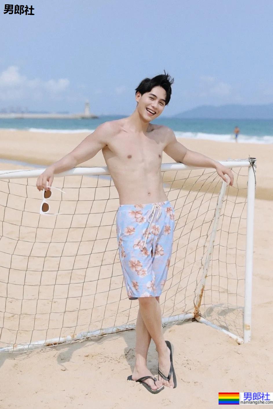 牛奶肌小哥酒店秀腹肌自拍火了，白净肌肉身材深受金主爸爸青睐！ - 51虹马