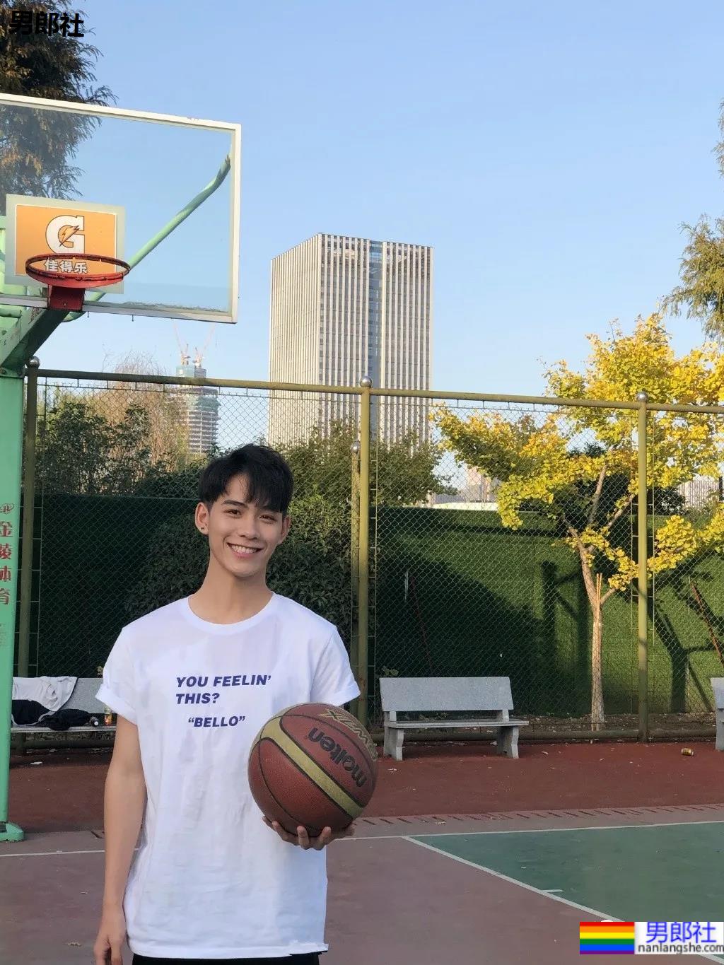 牛奶肌小哥酒店秀腹肌自拍火了，白净肌肉身材深受金主爸爸青睐！ - 51虹马