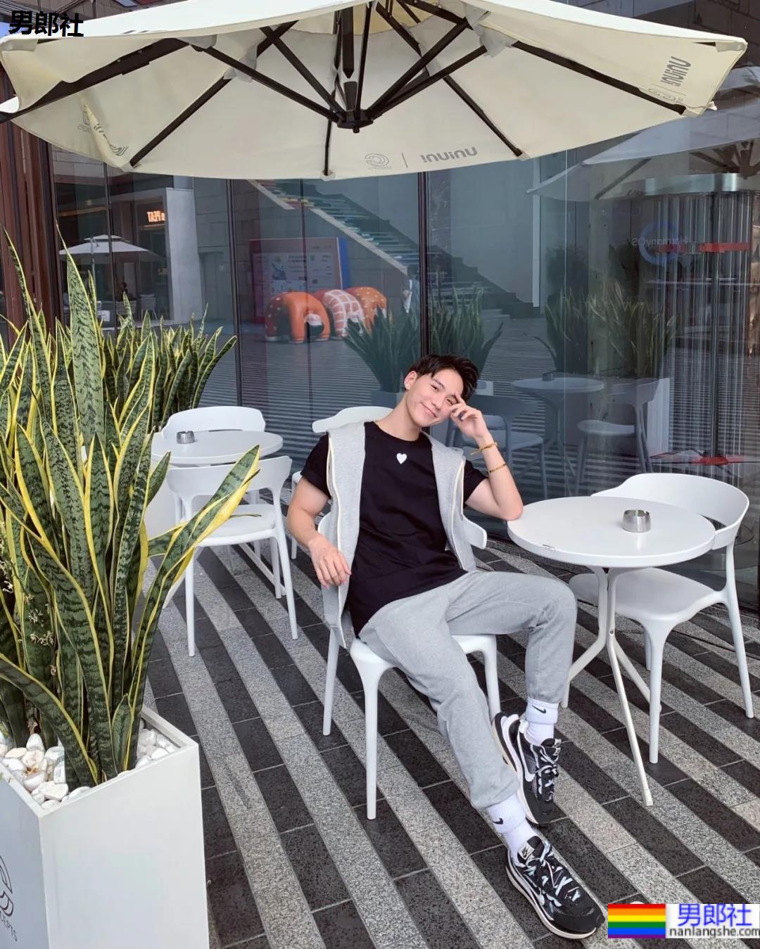 牛奶肌小哥酒店秀腹肌自拍火了，白净肌肉身材深受金主爸爸青睐！ - 51虹马