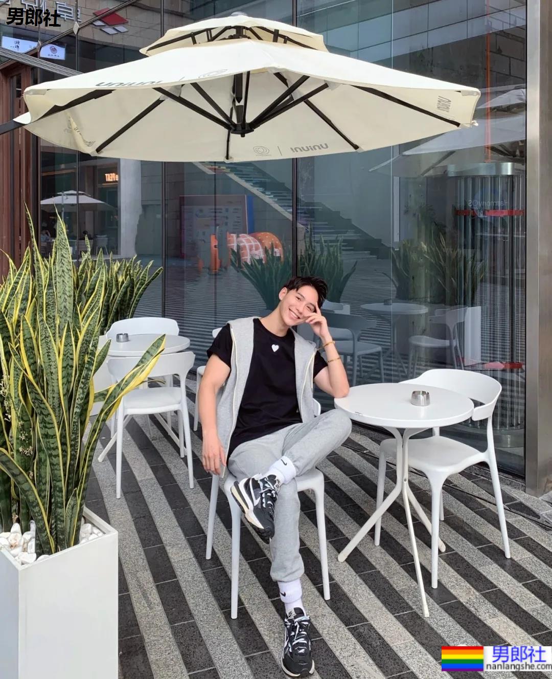 牛奶肌小哥酒店秀腹肌自拍火了，白净肌肉身材深受金主爸爸青睐！ - 51虹马