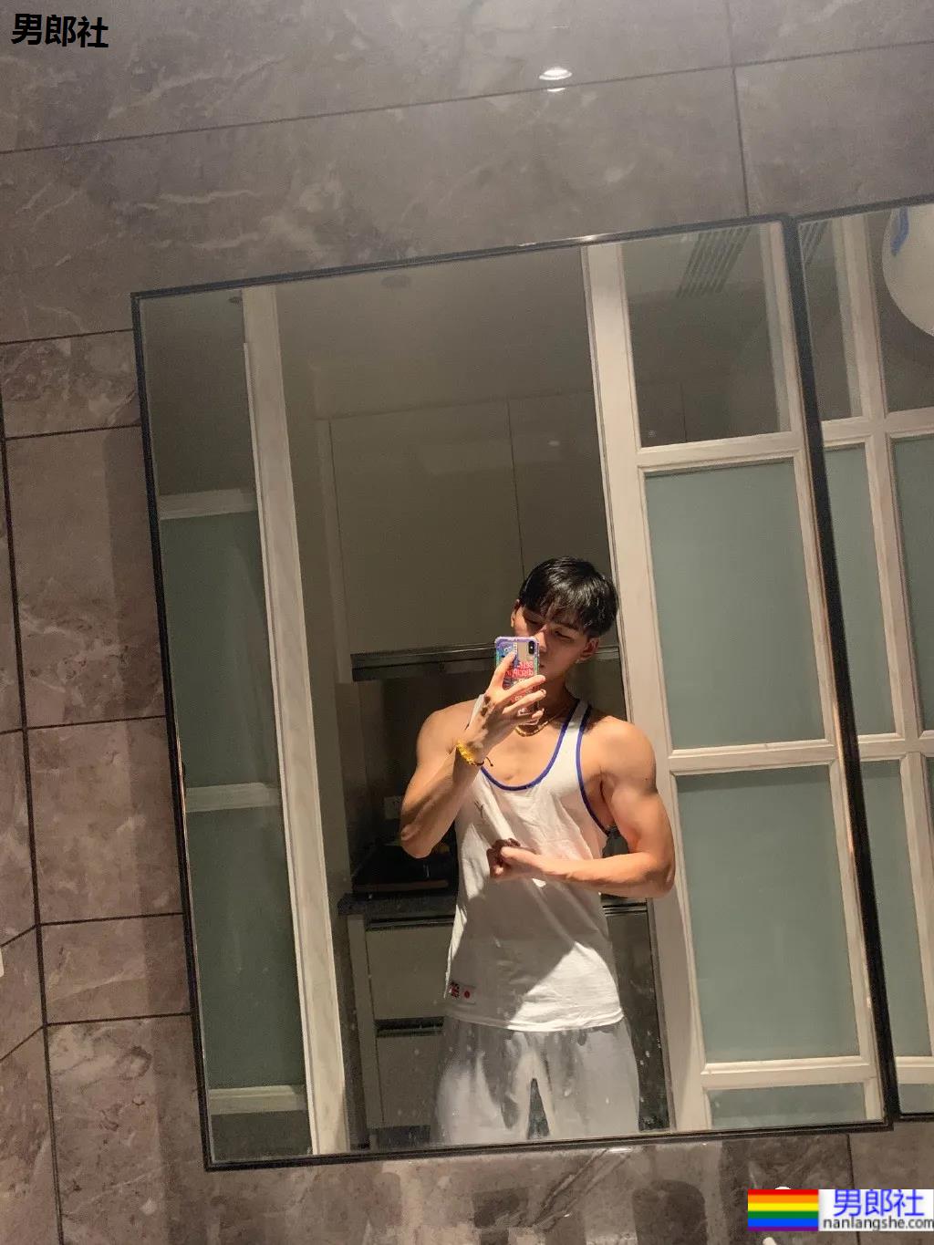 牛奶肌小哥酒店秀腹肌自拍火了，白净肌肉身材深受金主爸爸青睐！ - 51虹马