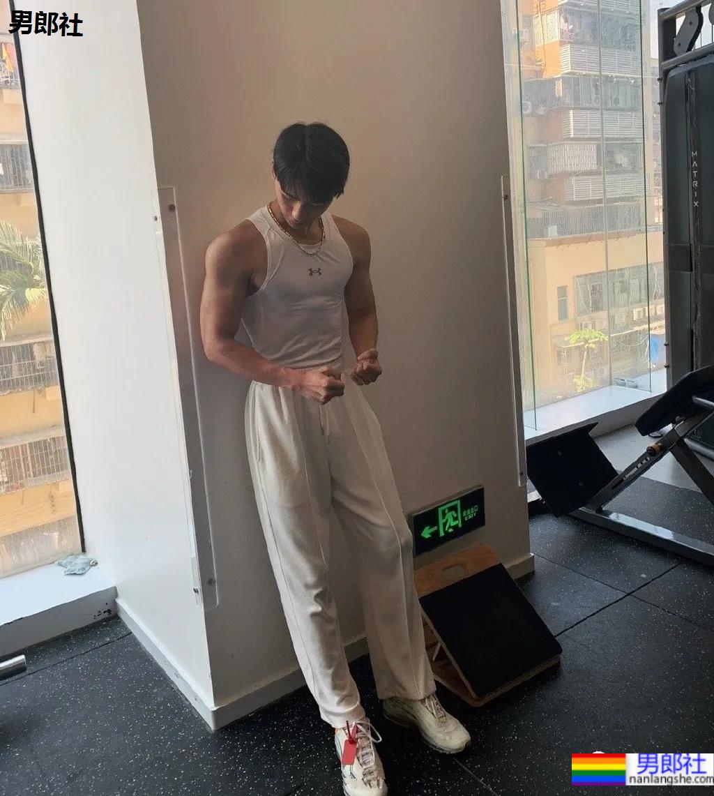 牛奶肌小哥酒店秀腹肌自拍火了，白净肌肉身材深受金主爸爸青睐！ - 51虹马