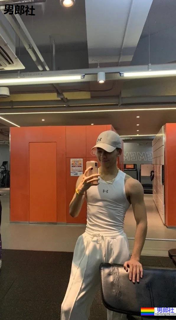 牛奶肌小哥酒店秀腹肌自拍火了，白净肌肉身材深受金主爸爸青睐！ - 51虹马