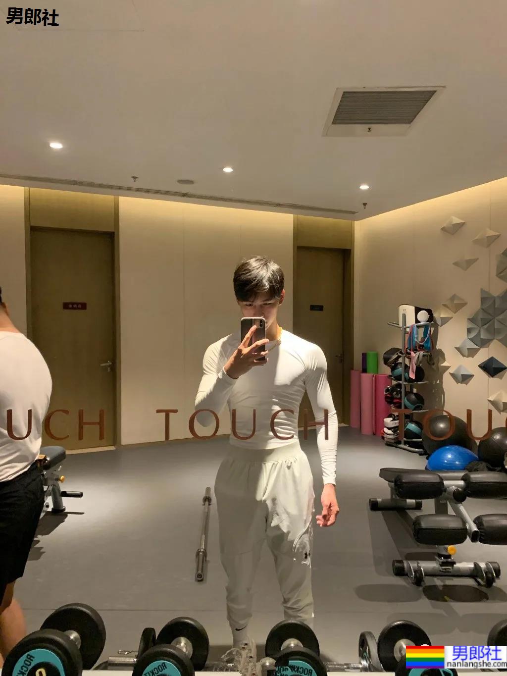 牛奶肌小哥酒店秀腹肌自拍火了，白净肌肉身材深受金主爸爸青睐！ - 51虹马