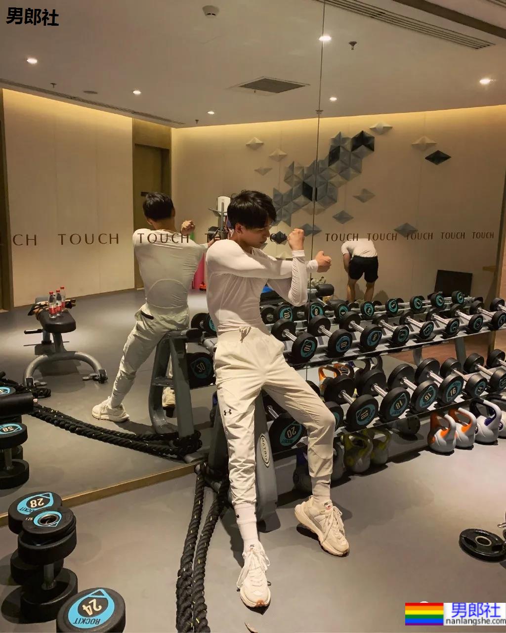 牛奶肌小哥酒店秀腹肌自拍火了，白净肌肉身材深受金主爸爸青睐！ - 51虹马