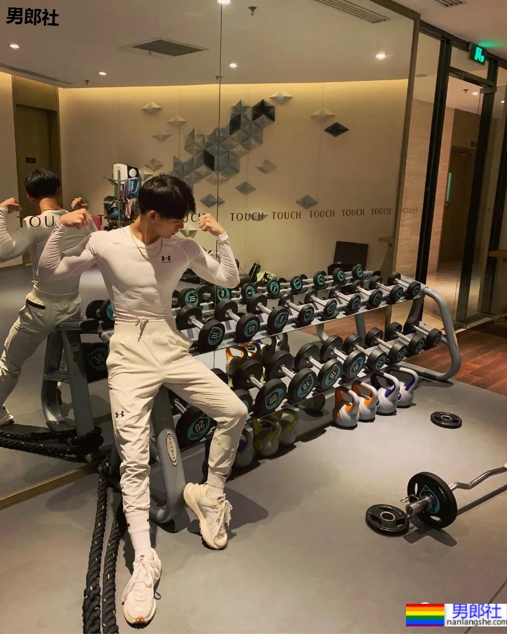 牛奶肌小哥酒店秀腹肌自拍火了，白净肌肉身材深受金主爸爸青睐！ - 51虹马