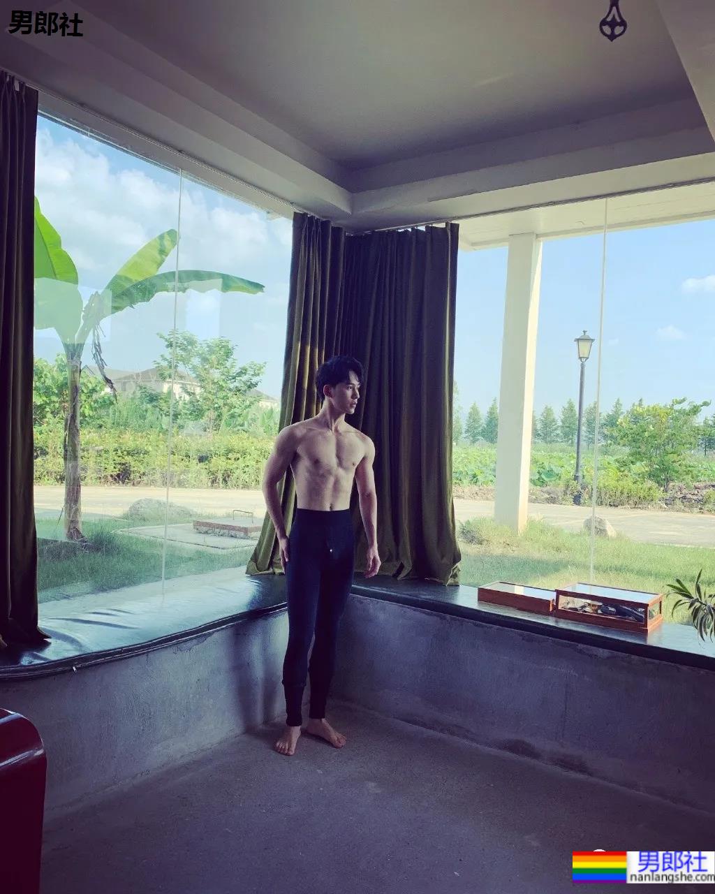 牛奶肌小哥酒店秀腹肌自拍火了，白净肌肉身材深受金主爸爸青睐！ - 51虹马