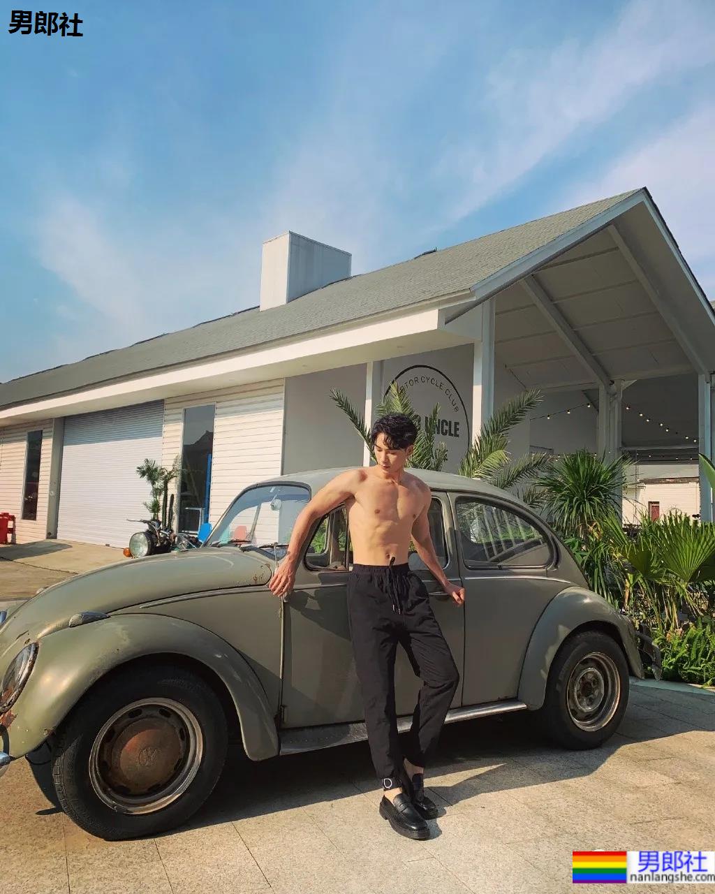 牛奶肌小哥酒店秀腹肌自拍火了，白净肌肉身材深受金主爸爸青睐！ - 51虹马