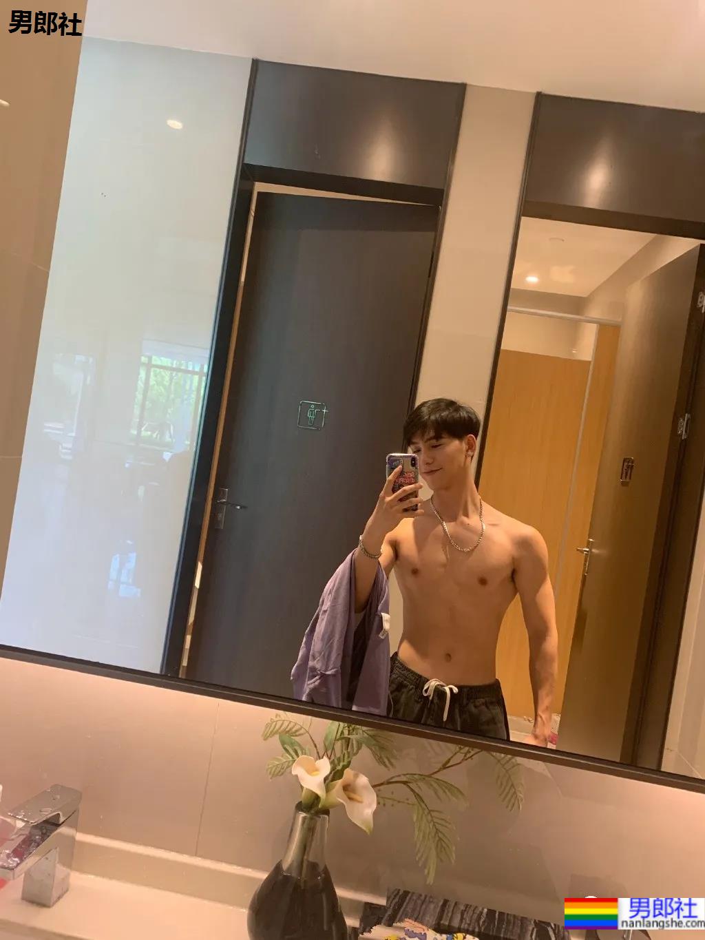 牛奶肌小哥酒店秀腹肌自拍火了，白净肌肉身材深受金主爸爸青睐！ - 51虹马