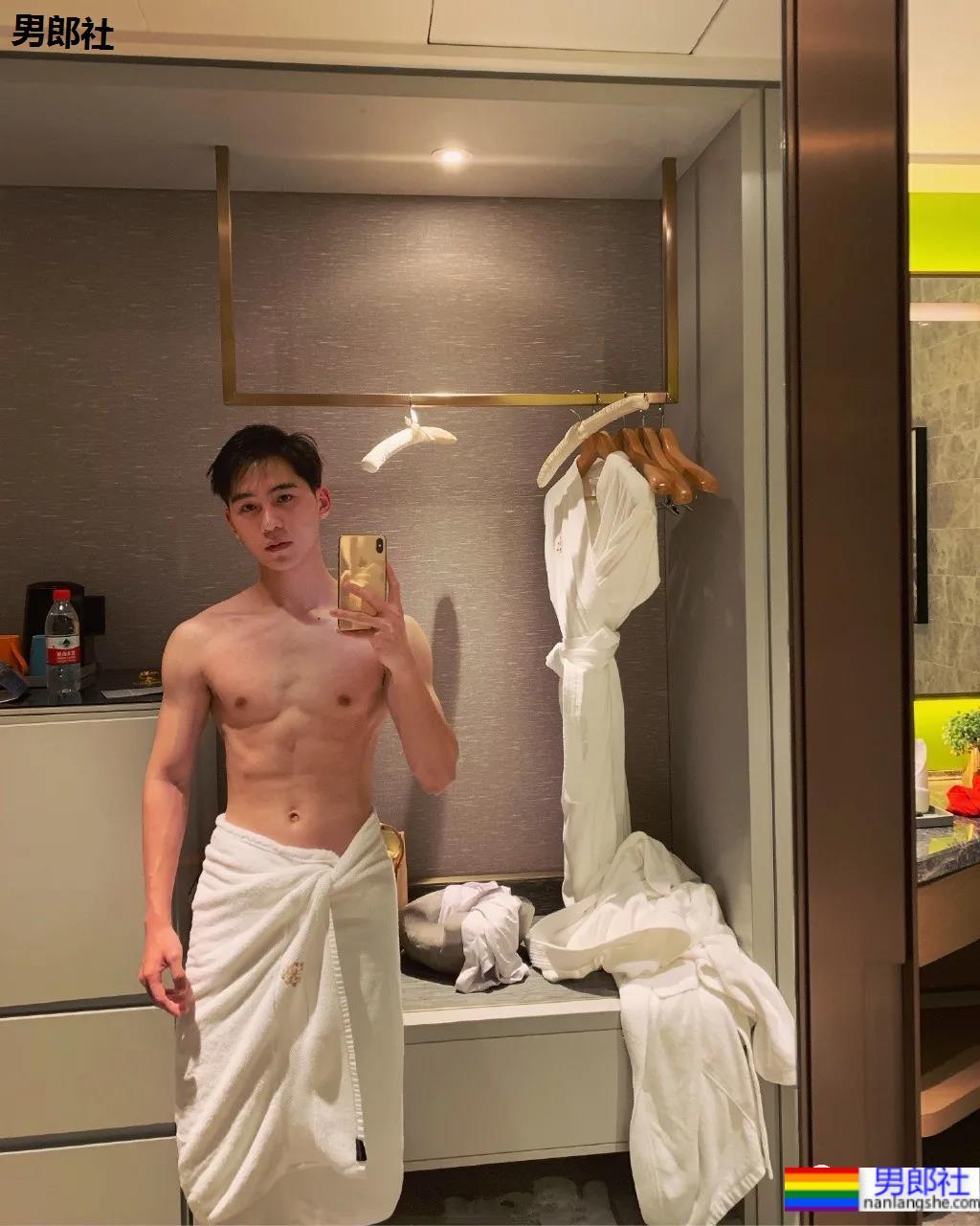 牛奶肌小哥酒店秀腹肌自拍火了，白净肌肉身材深受金主爸爸青睐！ - 51虹马