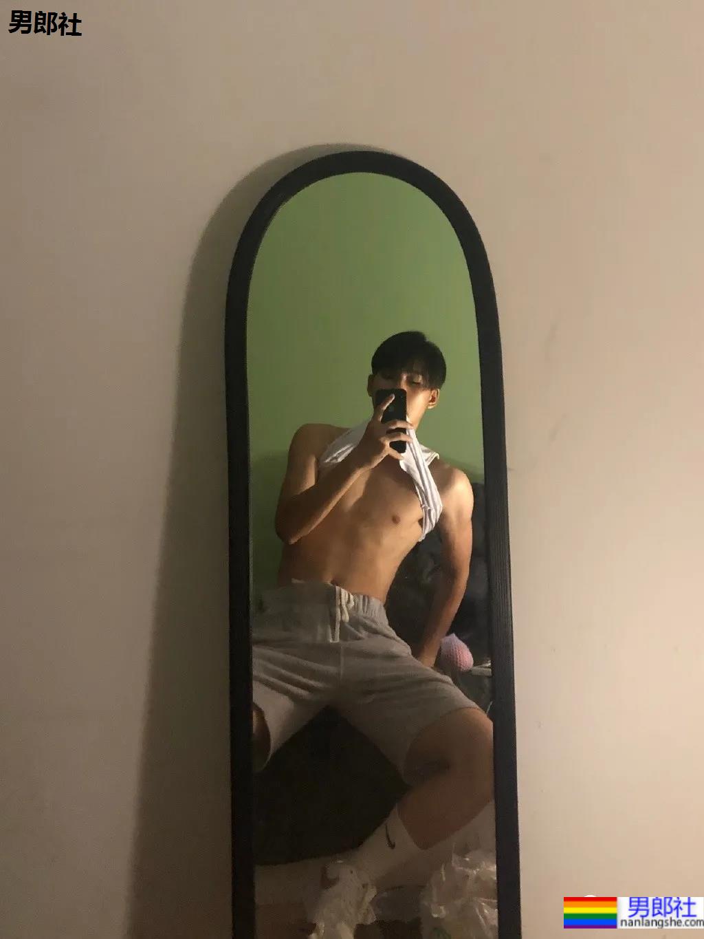 牛奶肌小哥酒店秀腹肌自拍火了，白净肌肉身材深受金主爸爸青睐！ - 51虹马