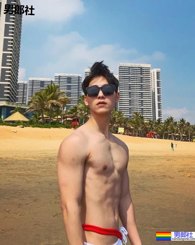 牛奶肌小哥酒店秀腹肌自拍火了，白净肌肉身材深受金主爸爸青睐！ - 51虹马