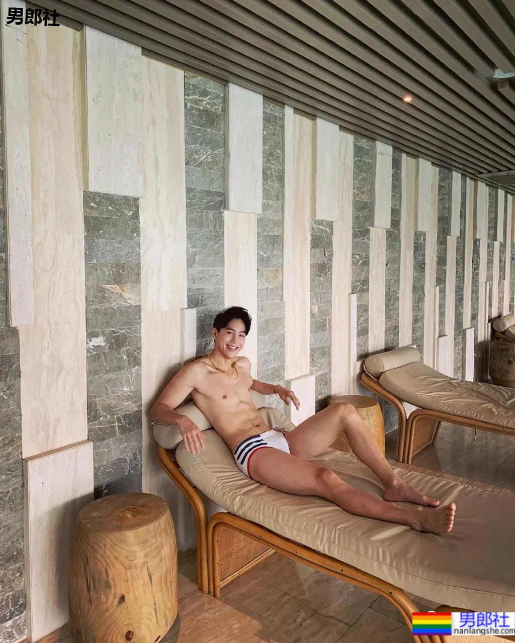 牛奶肌小哥酒店秀腹肌自拍火了，白净肌肉身材深受金主爸爸青睐！ - 51虹马