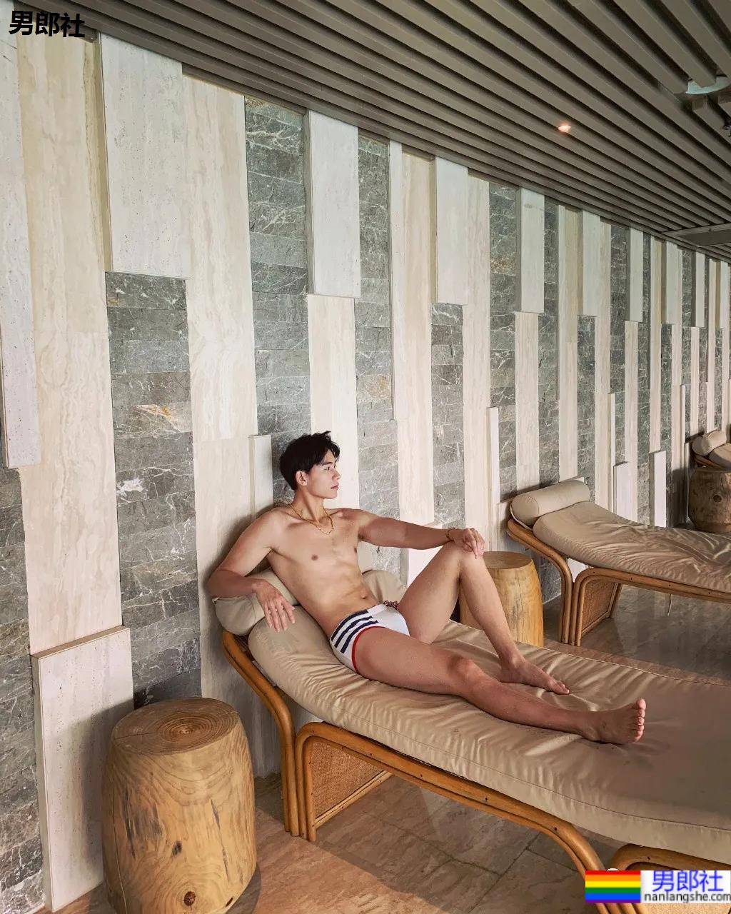 牛奶肌小哥酒店秀腹肌自拍火了，白净肌肉身材深受金主爸爸青睐！ - 51虹马