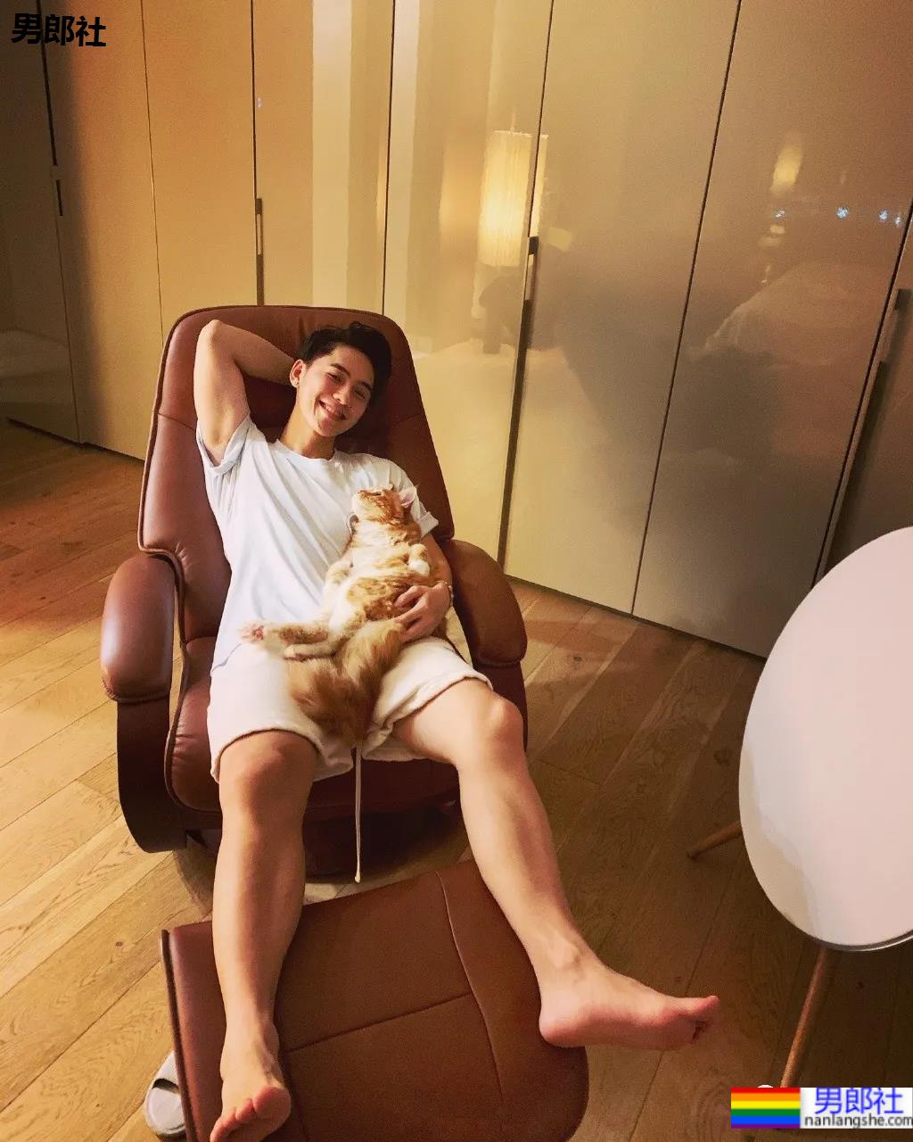 牛奶肌小哥酒店秀腹肌自拍火了，白净肌肉身材深受金主爸爸青睐！ - 51虹马