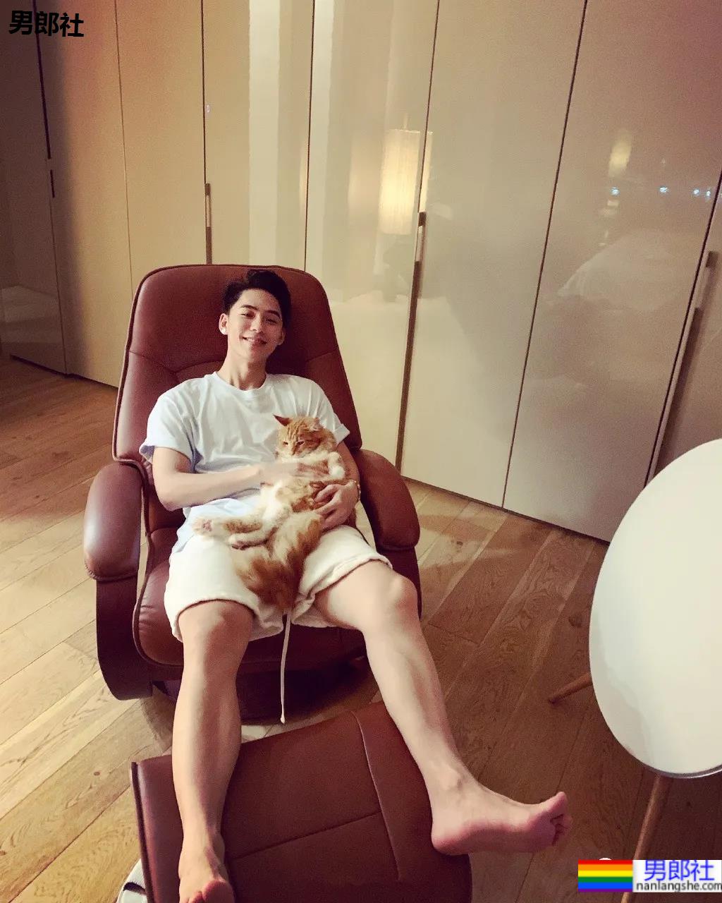 牛奶肌小哥酒店秀腹肌自拍火了，白净肌肉身材深受金主爸爸青睐！ - 51虹马