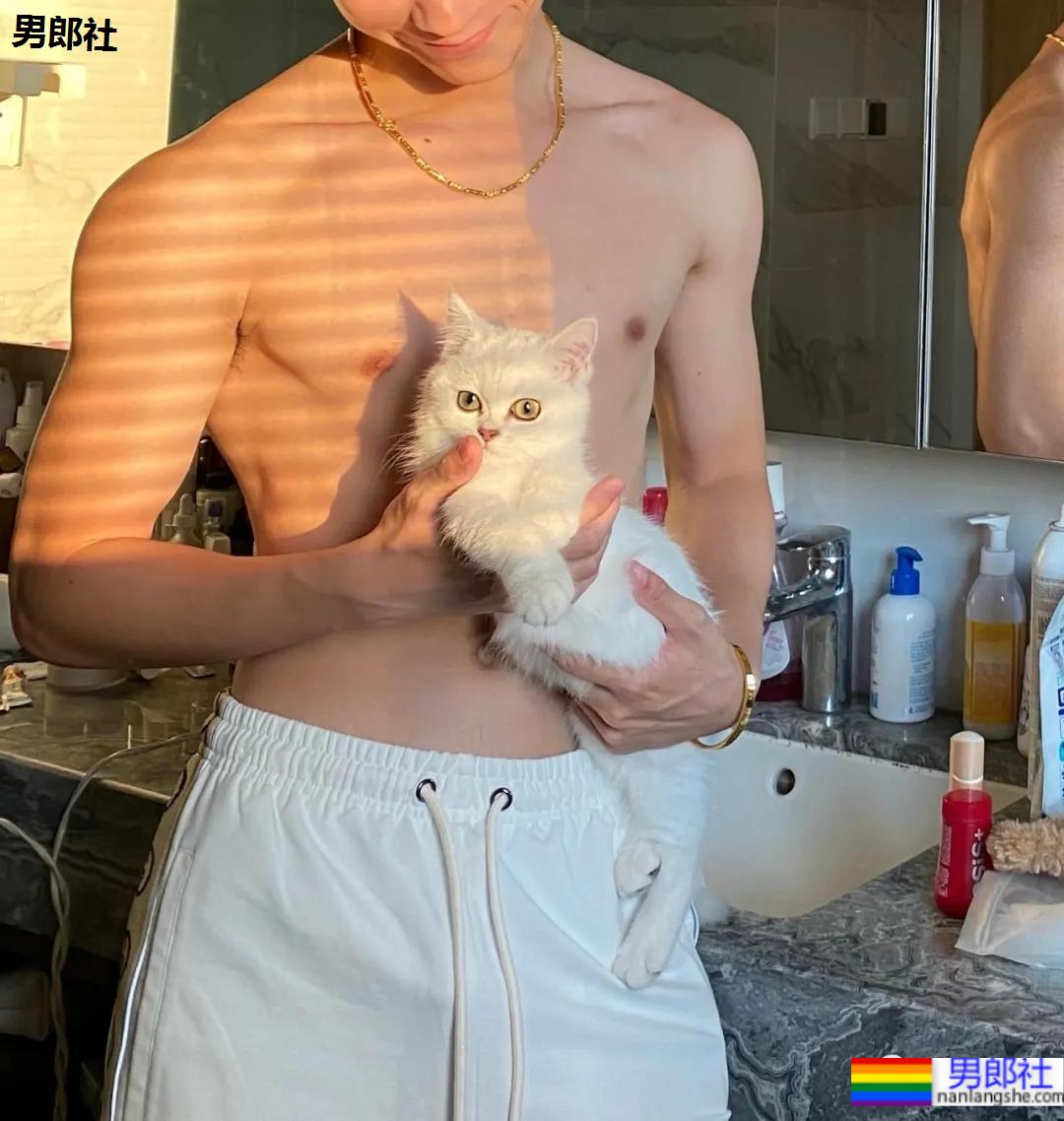 牛奶肌小哥酒店秀腹肌自拍火了，白净肌肉身材深受金主爸爸青睐！ - 51虹马