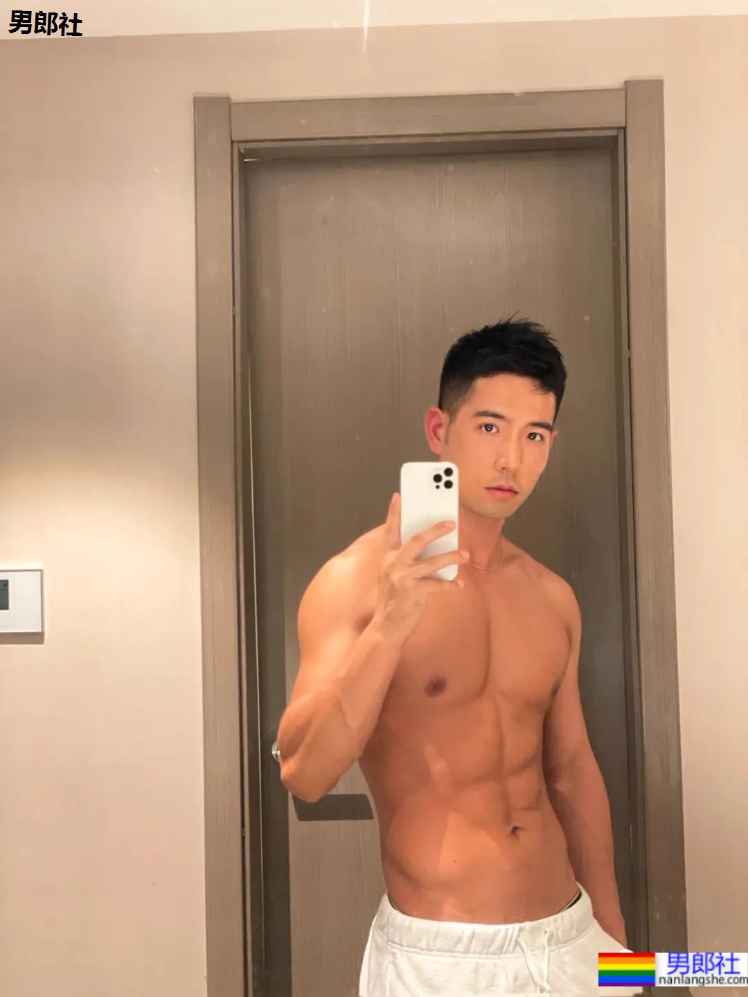 体育生刷屏自拍姿势大赏!学会了你也能掌握流量密码-51虹马