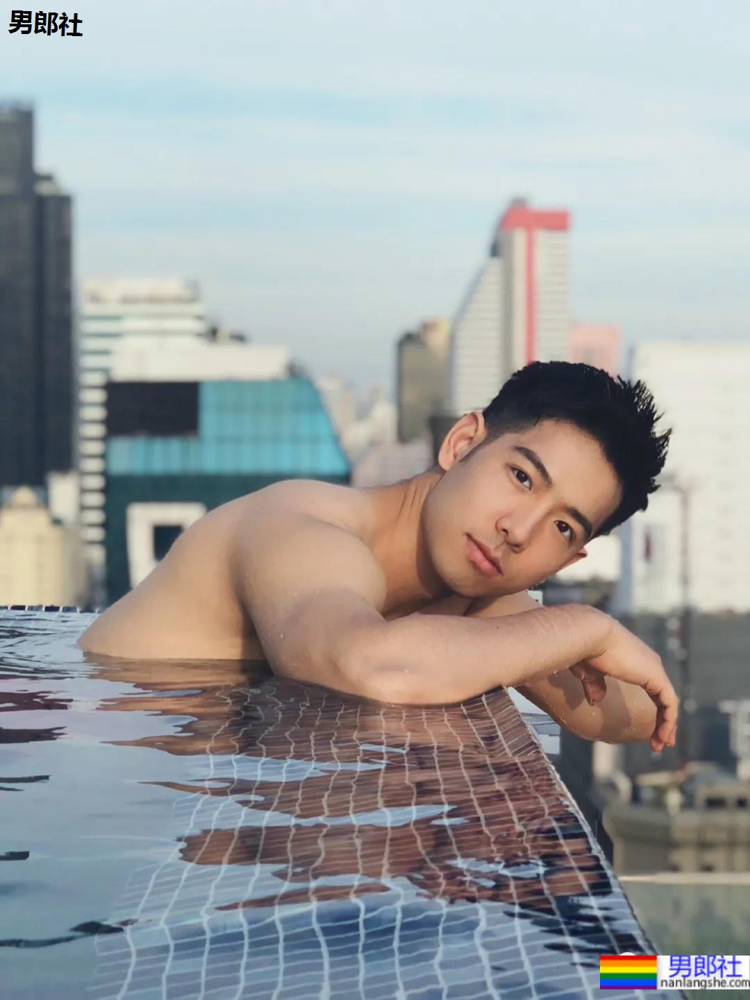 体育生刷屏自拍姿势大赏！学会了你也能掌握流量密码 - 51虹马