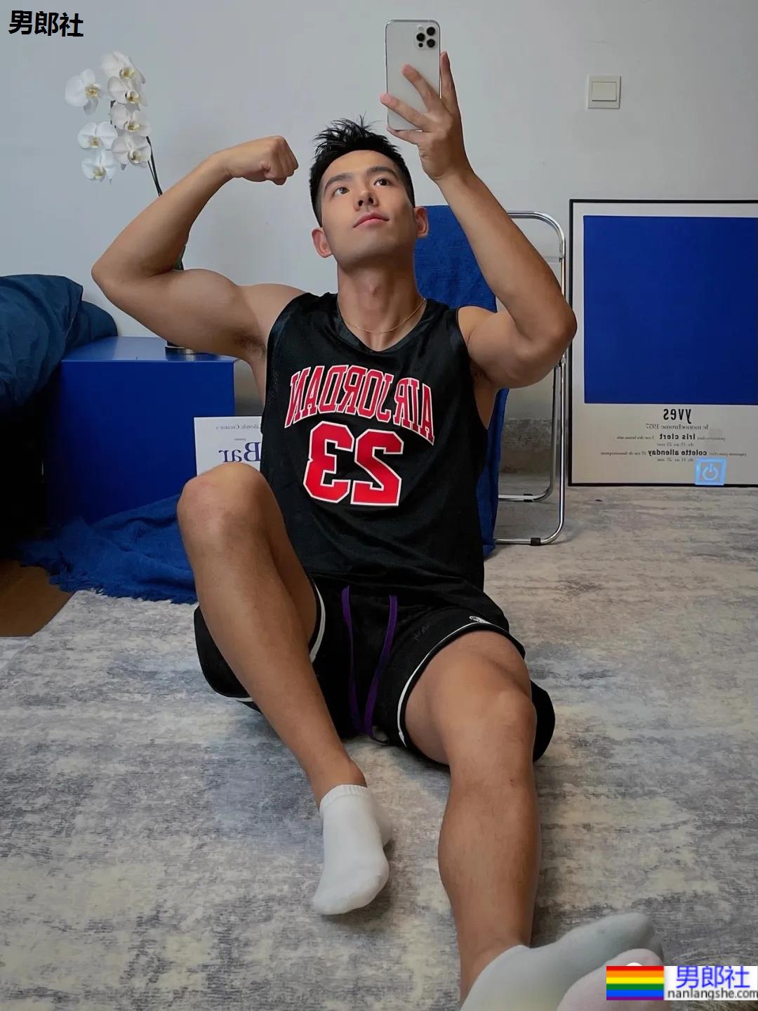 体育生刷屏自拍姿势大赏！学会了你也能掌握流量密码 - 51虹马